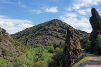 En las Torres del Estena (Parque Nacional de Cabañeros) se unen al río Estena, el arroyo del Chorrillo y la ruta del Boquerón. En las Torres del Estena (Parque Nacional de Cabañeros) se unen al río Estena, el arroyo del Chorrillo y la ruta del Boquerón.