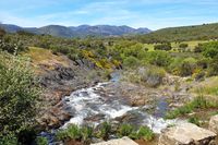 Vistas de las sierras del Parque Nacional, al fondo, desde el aliviadero de la presa de Los Reales, en la ruta del mismo nombre. Vistas de las sierras del Parque Nacional, al fondo, desde el aliviadero de la presa de Los Reales, en la ruta del mismo nombre.