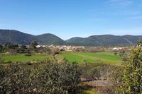 Navas de Estena y las sierras de El Ramiro y de Fuente el Caño detrás. Entre ellas, tras la Ermita, está el Boquerón del Estena. Navas de Estena y las sierras de El Ramiro y de Fuente el Caño detrás. Entre ellas, tras la Ermita, está el Boquerón del Estena.