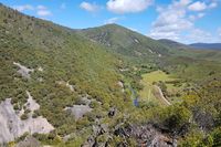 Panorámica del río Estena a su entrada al Boquerón y, al fondo, las cimas más altas del Parque Nacional de Cabañeros. Panorámica del río Estena a su entrada al Boquerón y, al fondo, las cimas más altas del Parque Nacional de Cabañeros.