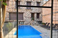 Fachada trasera, piscina y solárium de la casa rural La Fuente Gorda, en Navas de Estena, en el Parque Nacional de Cabañeros. Fachada trasera, piscina y solárium de la casa rural La Fuente Gorda, en Navas de Estena, en el Parque Nacional de Cabañeros.