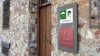 Fachada delantera y puerta de la casa rural La Fuente Gorda, en Navas de Estena, Parque Nacional de Cabañeros.