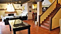 Salón de 80 m2 de La Fuente Gorda con, desde la izquierda, mesa expositora, chimenea, cocina, comedor y zona TV (fuera de campo) Salón de 80 m2 de La Fuente Gorda con, desde la izquierda, mesa expositora, chimenea, cocina, comedor y zona TV (fuera de campo)