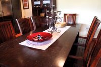 Zona de comedor en el salón de la casa rural La Fuente Gorda, en Cabañeros, en los Montes de Toledo.