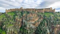 Su visita es una oportunidad para conocer un castillo defensivo, en su significado más literal.