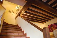 Escalera de acceso desde el salón a las habitaciones de La Fuente Gorda. Viguería, pasamanos y mamperlanes de madera.