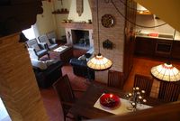 Zona de chimenea, zona de comedor y cocina en el salón de la casa rural La Fuente Gorda (Parque Nacional de Cabañeros).