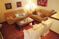 Zona de TV del salón de la casa rural La Fuente Gorda (oculta a la izquierda, smart TV 55 pulgadas).