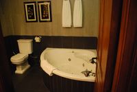 Baño de la habitación “Agua” de la casa rural La Fuente Gorda en Navas de Estena. Bañera jacuzzi.