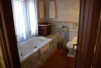 Baño de la habitación “Aire” de la casa rural La Fuente Gorda en Navas de Estena. Bañera de hidromasaje.