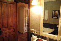 Baño y detalle del armario de la habitación “Agua” de la casa rural La Fuente Gorda en Navas de Estena.