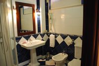 Baño de la habitación “Fuego” de la casa rural La Fuente Gorda en Navas de Estena, con cabina-sauna.