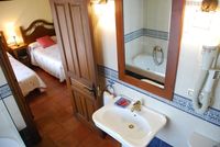 Baño de la habitación “Tierra” de la casa rural La Fuente Gorda. Bañera de hidromasaje. Todos los baños con secador de pelo.