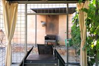 Cenador y barbacoa de la casa rural La Fuente Gorda, en Navas de Estena (Parque Nacional de Cabañeros). Cenador y barbacoa de la casa rural La Fuente Gorda, en Navas de Estena (Parque Nacional de Cabañeros).