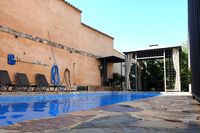 Detalle de la albardilla de lanchas de piedra de la piscina de la casa rural La Fuente Gorda. Solárium y barbacoa al fondo. Detalle de la albardilla de lanchas de piedra de la piscina de la casa rural La Fuente Gorda. Solárium y barbacoa al fondo.