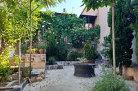 Jardín del casa rural La Fuente Gorda. Oculto por la parra, el cenador y el solárium, y al fondo la fachada trasera de la casa. Jardín del casa rural La Fuente Gorda. Oculto por la parra, el cenador y el solárium, y al fondo la fachada trasera de la casa.