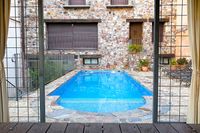 Piscina y fachada trasera de La Fuente Gorda desde el cenador. Tumbonas del solárium a la derecha, garaje a la izquierda abajo. Piscina y fachada trasera de La Fuente Gorda desde el cenador. Tumbonas del solárium a la derecha, garaje a la izquierda abajo.