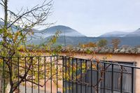 Niebla de otoño en el Parque Nacional de Cabañeros desde el patio de la casa rural La Fuente Gorda, en Navas de Estena.