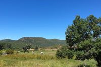 Ermita y Parque Nacional de Cabañeros desde la puerta de acceso al patio de la casa rural La Fuente Gorda, en Navas de Estena.