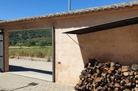 Leñera y puerta de acceso al patio de la casa rural La Fuente Gorda, en Navas de Estena.
