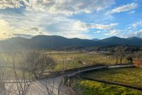 Atardecer en los prados que rodean la casa rural La Fuente Gorda, en Navas de Estena. Al fondo, el Parque Nacional de Cabañeros.