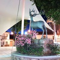 Plaza de Navas de Estena con la escultura del ciervo en su centro