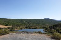 Loma donde aparcamos. Vista al norte: presa de los Reales. A la derecha, el camino de paseo, a la izquierda se va al aliviadero.