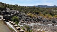 Aliviadero de la presa de Los Reales y paso para cruzar de una margen a otra. Aliviadero de la presa de Los Reales y paso para cruzar de una margen a otra.