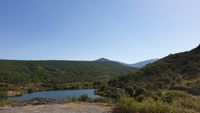 Presa de Los Reales con el camino de la ruta bordeándola por su margen izquierda. Presa de Los Reales con el camino de la ruta bordeándola por su margen izquierda.