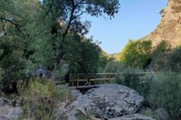 Puente sobre el Estena a mitad de la ruta. Desde aquí el camino transcurre por el margen derecho del Estena. Puente sobre el Estena a mitad de la ruta. Desde aquí el camino transcurre por el margen derecho del Estena.