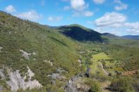 Vista desde la ermita del río Estena en el Acebo, a punto de entrar en el Boquerón y del puente del camino hacia Las Fuentes. Vista desde la ermita del río Estena en el Acebo, a punto de entrar en el Boquerón y del puente del camino hacia Las Fuentes.