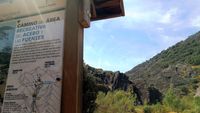 Panel interpretativo de la ruta del Área recreativa del Acebo y las Fuentes frente a la entrada del río Estena en el Boquerón.