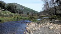 Río Estena aguas arriba del puente, camino de las Fuentes. Al fondo, la sierra de Majalaburra recuperada de su incendio en 2012. Río Estena aguas arriba del puente, camino de las Fuentes. Al fondo, la sierra de Majalaburra recuperada de su incendio en 2012.